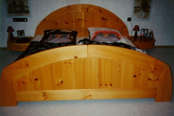 Doppelbett mit zwei Nachkästchen in Weymouths-Kiefer lackiert