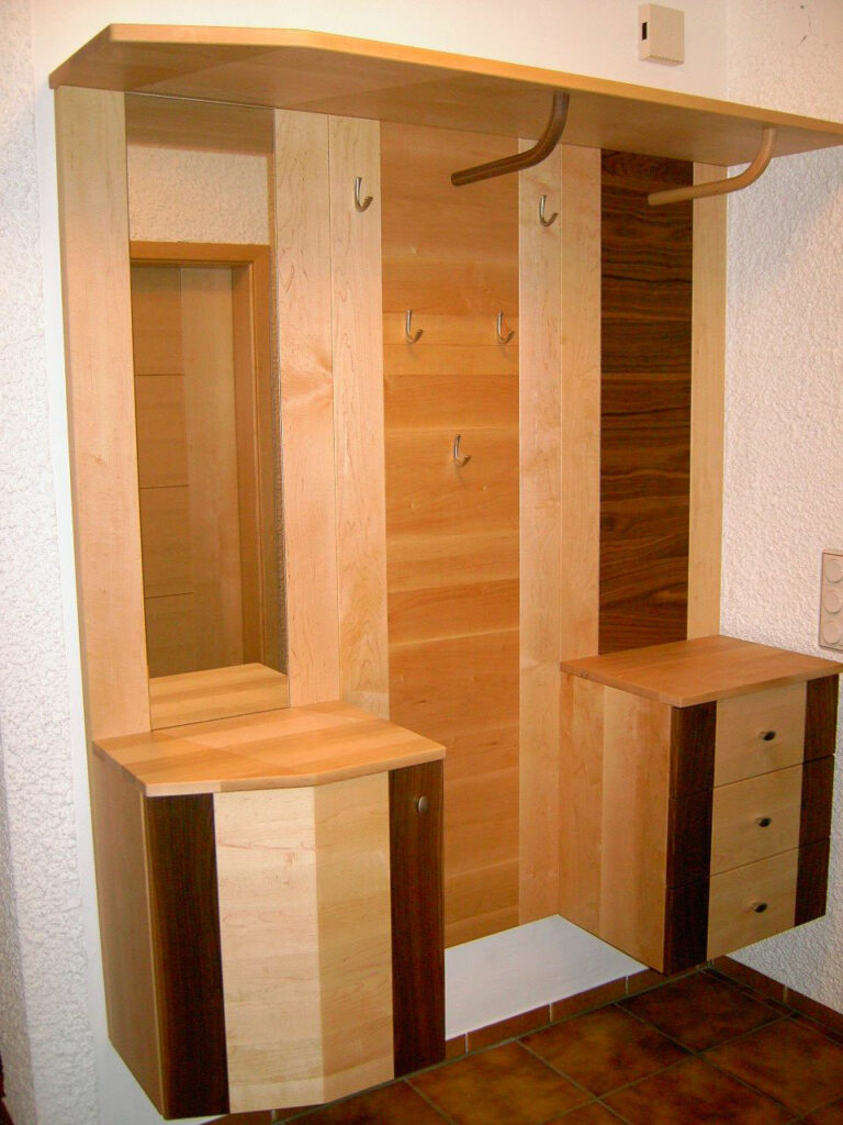 Garderobe in Ahorn Nußbaum massiv, gewachst