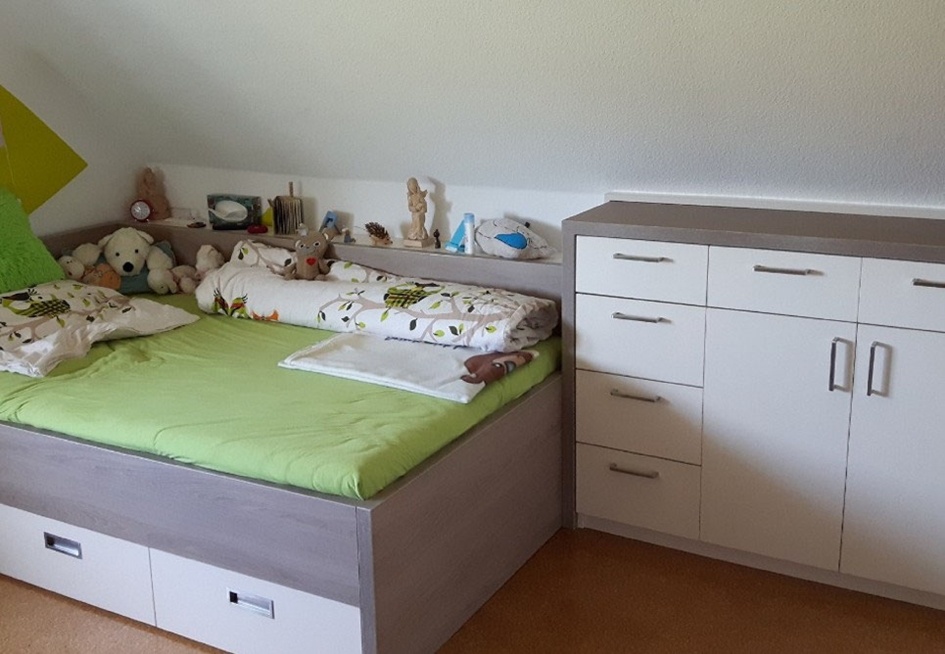 Jugendzimmer mit Kommode, Kunststoff beschichtet