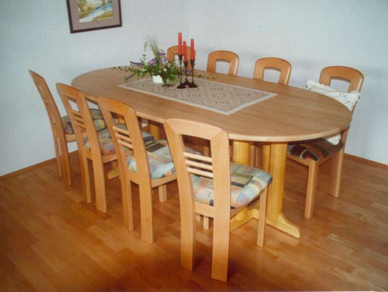 Ovaler Tisch mit Buchenplatte und Fichtenfußgestell