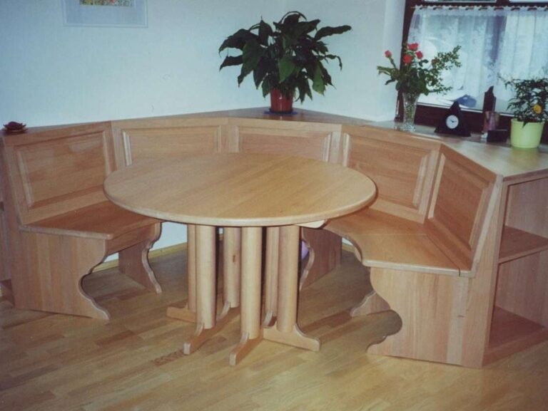 Runder Tisch mit eingebauter Rundbank