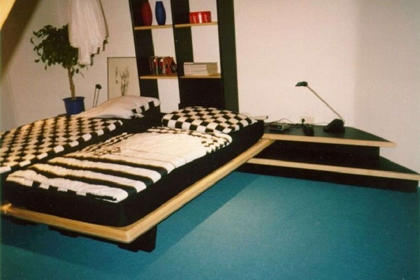 Schlafzimmer mit teilbarem Ehebett in Esche massiv, teilweise schwarz gebeizt und gewachst