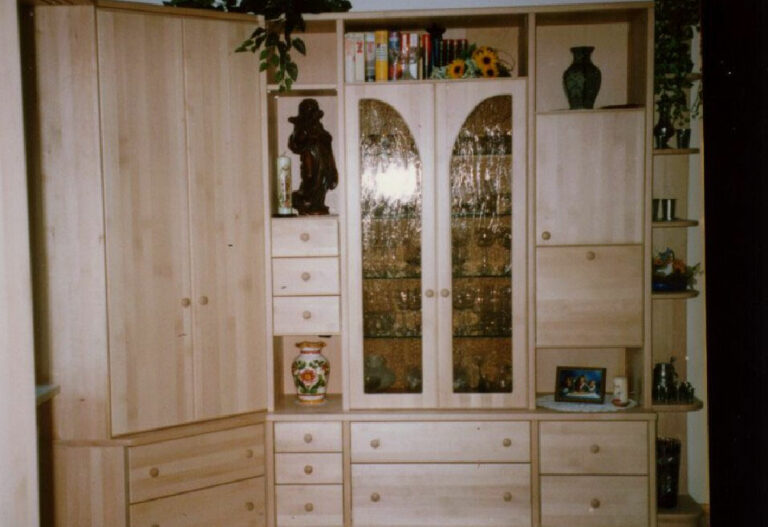 Wohnzimmerschrank in Buche klar gewachst