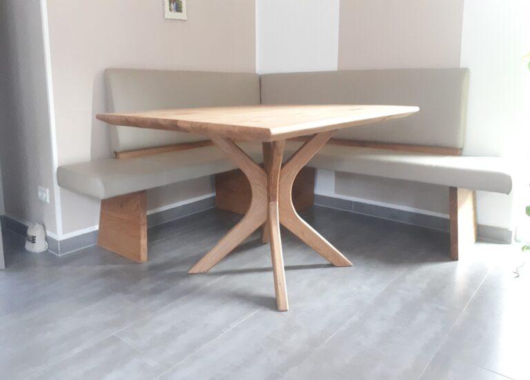 Gepolsterte Eckbank mit Tisch
