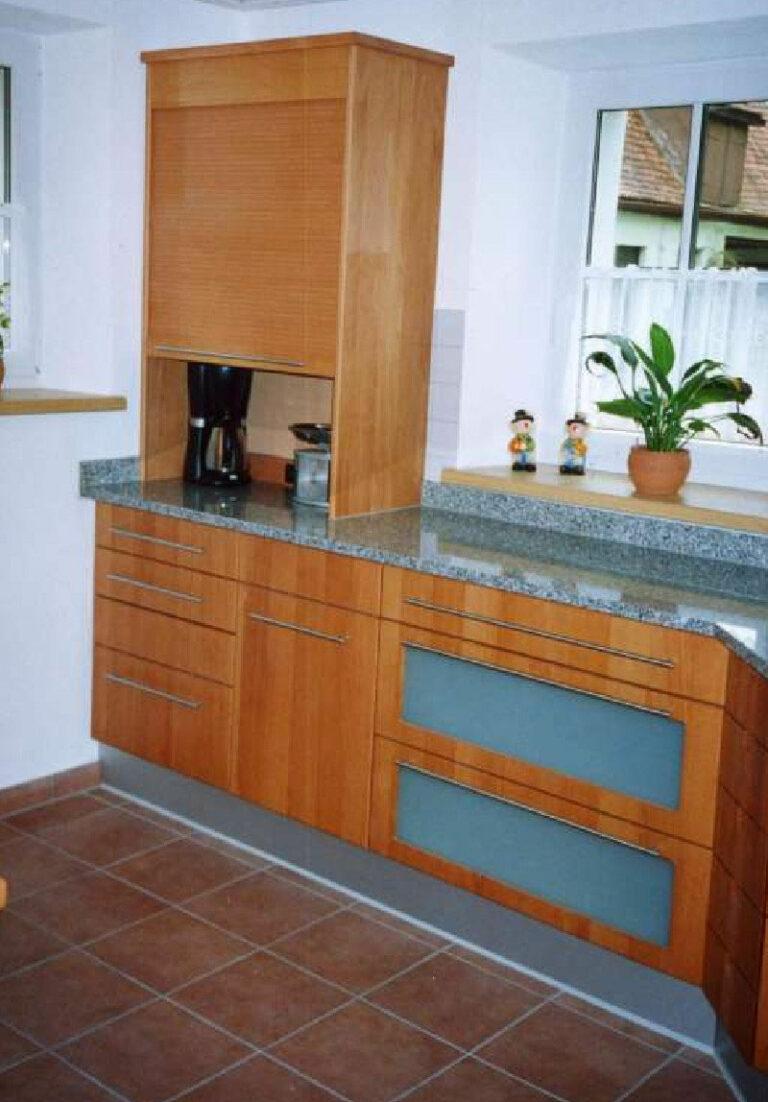 Küche mit Rolloberschrank und Edelstahlsockel